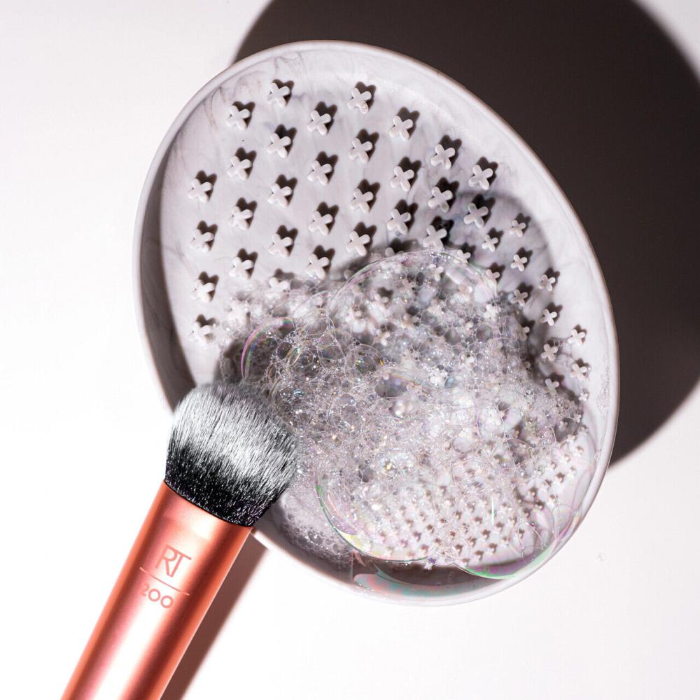 https://www.parfimo.de/data/cache/thumb_min500_max1000-min500_max1000-12/products/367053/1699505273/real-techniques-cleanse-brush-cleansing-palette-pinsel-fur-frauen-set-519142.jpg